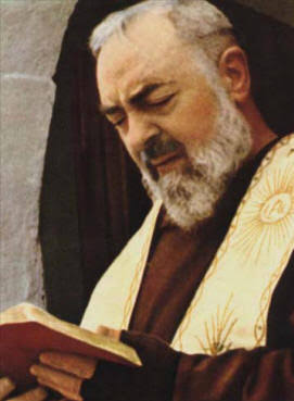 San Pío de Pietrelcina leyendo un libro de oraciones